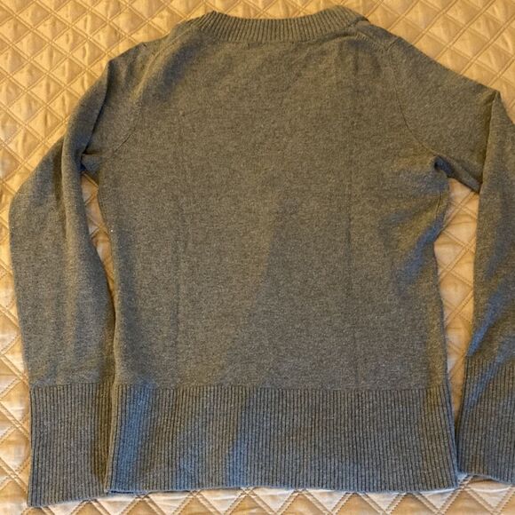 Banana Republic Women’s Sweater with Deep V neck in Gray. Silk/cotton/cashmere. - Picture 3 of 8